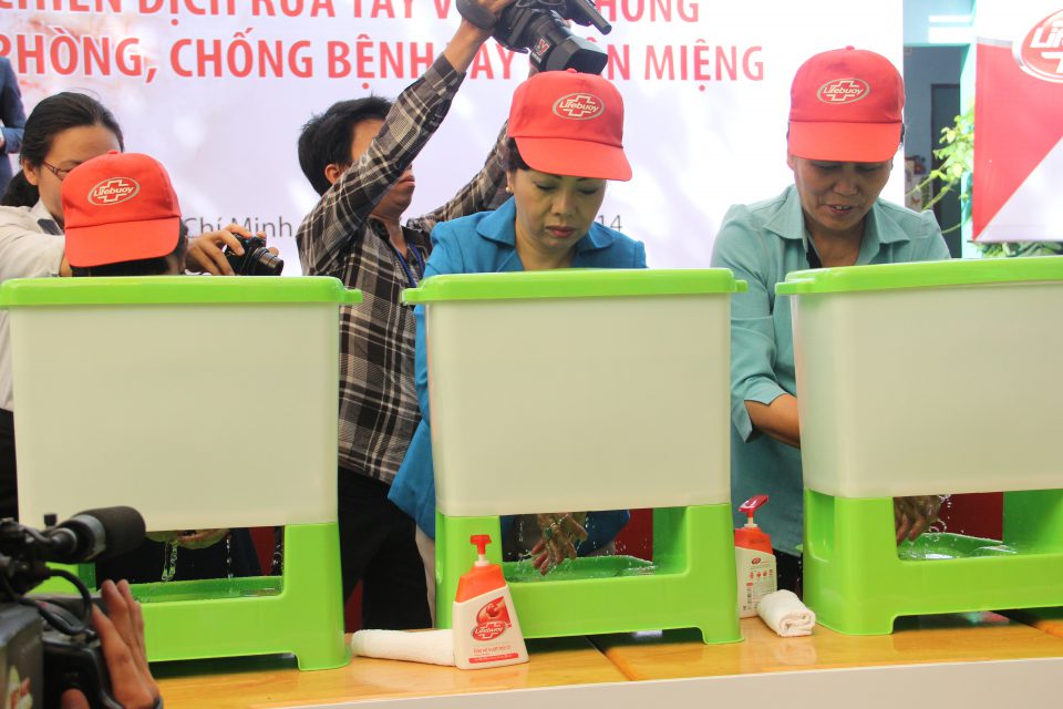 Ms. Nguyen Thi Kim Tien, Vietnam Minister of Health (middle), demonstrates proper handwashing (Photo: Nguoi Lao Dong)